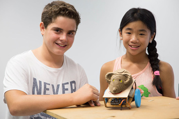 Nens treballant amb professor en projectes d'electrònica i FabLab